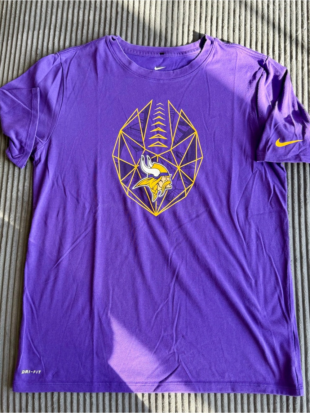 NIKE Minnesota Vikings NFL football graphic short sleeve shirt youth XL, dri-fit
